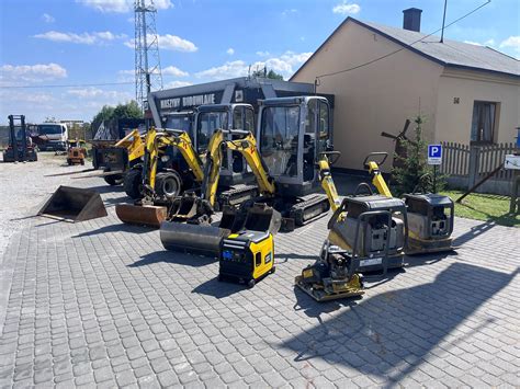 zdjęcie minikoparki, zagęszczarki lub małej ładowarki z silnikiem Farymann Diesel