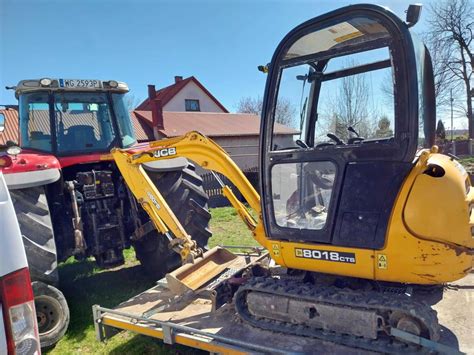 Zdjecie pogladowe minikoparki JCB 8018 w trakcie pracy