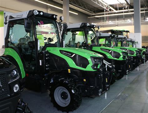 Współczesny ciągnik sadowniczy Deutz-Fahr z kabiną