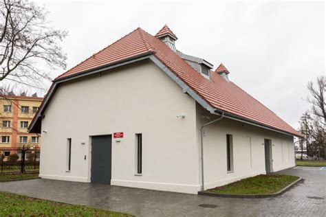Zdjęcie przedstawiające fasadę sklepu lub magazynu Czemarol w Zbylitowskiej Górze