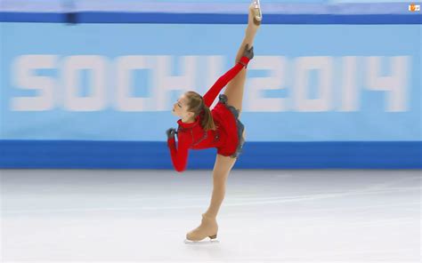 Łyżwiarka figurowa wykonująca złożony element skokowy na lodzie