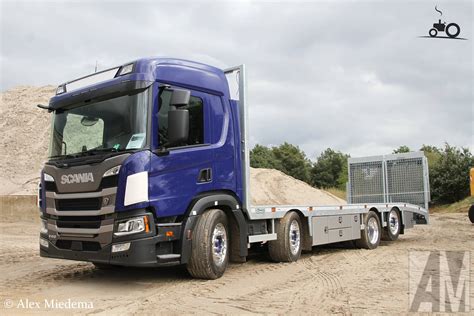 Scania P410, ciężarówka w ruchu miejskim lub na placu budowy
