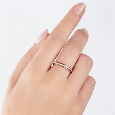 Zbliżenie na obrotowy pierścień łączący nadwozie z podwoziem koparki.