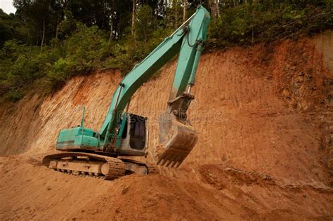 Koparka budowlana pracująca przy wykopie fundamentów pod budynek.
