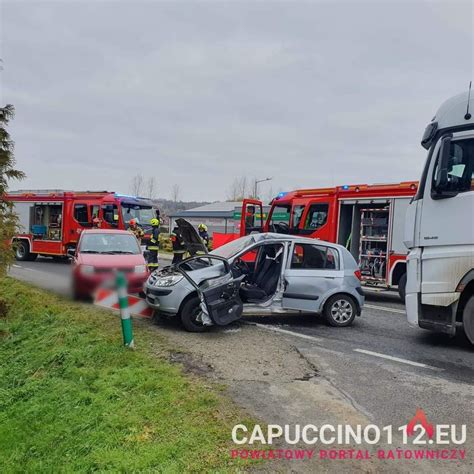 Strażacy i ratownicy medyczni na miejscu wypadku ciężarówki, akcja ratunkowa