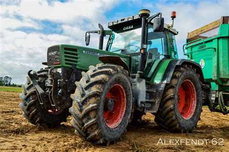 Zdjęcie przedstawiające Fendt Favorit 515C podczas prac polowych
