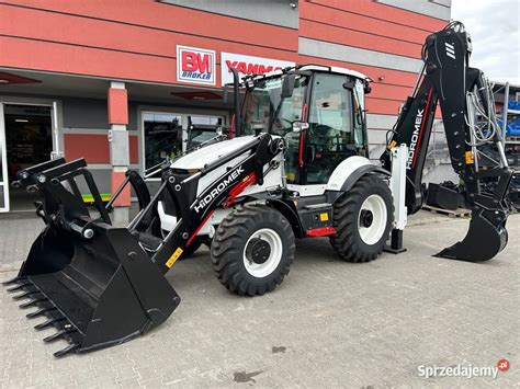 Zdjęcie przedstawiające nowoczesną koparko-ładowarkę Hidromek na placu budowy