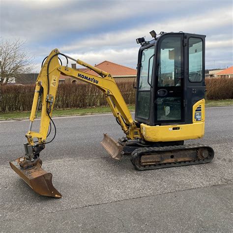 Zdjęcie przedstawiające minikoparkę Komatsu PC16 podczas prac ziemnych na placu budowy