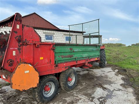 Zdjecie klasycznego rozrzutnika obornika Warfama N218 pracującego na polu