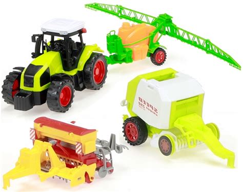 Zabawkowy traktor w otoczeniu innych maszyn rolniczych
