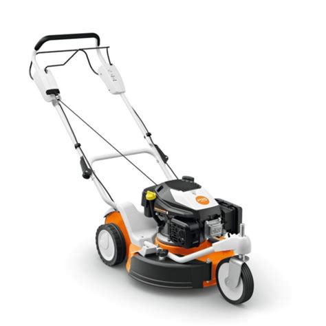 Zdjęcie ukazujące kosiarkę trójkołową STIHL RM 3 RT w akcji na trawniku