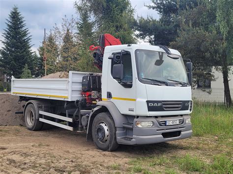 Wywrotka z HDS podczas rozładunku materiałów