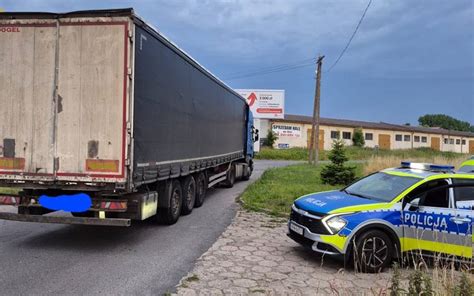 Tematyczne zdjęcie nowoczesnego ciągnika siodłowego w barwach PSP z naczepą