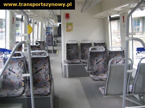 Schemat wnętrza kabiny Komatsu z widoczną roletą i warstwą UV na szybie