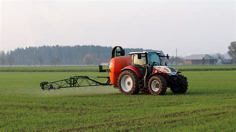 zdjęcie opryskiwacza zawieszanego w polu