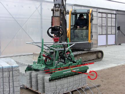 chwytak Hunklinger zabudowany na ramieniu minikoparki Volvo z systemem Twist