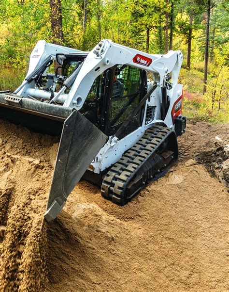 Infografika przedstawiająca rozkład elementów sterowania w kabinie Bobcat T450
