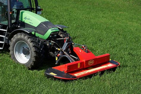 Infographic comparing disc types (round vs. triangular) in Kverneland and Vicon mowers
