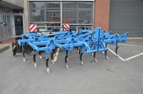 Thematic photo of a RABE BLUEBIRD cultivator working in the field