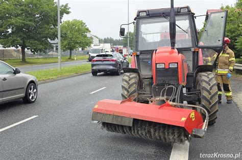 Policjanci badający miejsce kradzieży ciągnika rolniczego