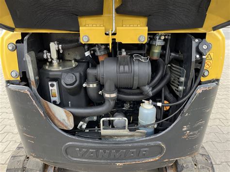 schemat układu hydraulicznego minikoparki Yanmar SV18 z zaznaczonymi punktami wymiany oleju i odpowietrzania