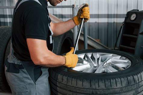 Mechanik z profesjonalnym sprzętem wymieniający oponę TIR.