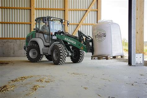 fotografia najnowszej ładowarki kołowej marki Kramer na stoisku dealera John Deere podczas targów Opolagra