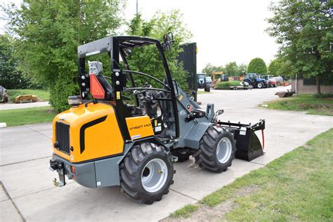 Zdjęcie przedstawiające ładowarkę kołową Giant V452 XTRA w akcji