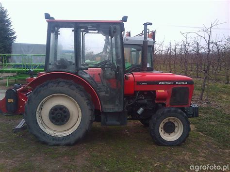 Zetor 5243 pracujący w terenie wiejskim