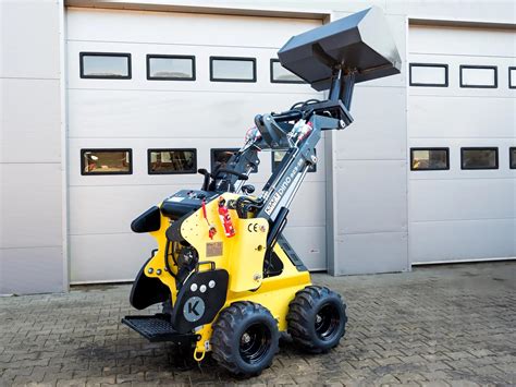 Ładowarka Mustang typu skid steer podczas pracy w gospodarstwie rolnym