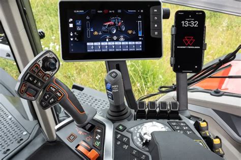 Widok wnętrza kabiny ciągnika Massey Ferguson Serii 9S z widocznym panelem sterowania i ekranem dotykowym