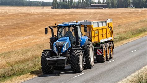 Zdjęcie ciągnika New Holland Serii T8 GENESIS w akcji na polu