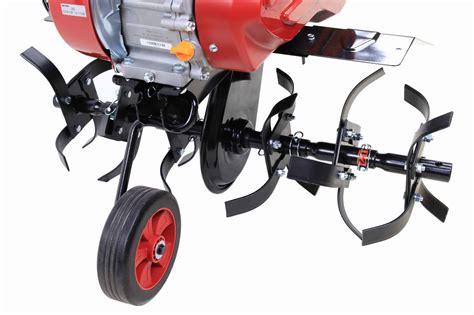 Widok panelu sterowania glebogryzarki oraz kółek transportowych