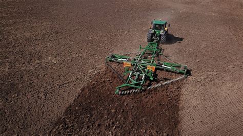 zdjęcie maszyny Kelly Tillage 3009NT pracującej w polu