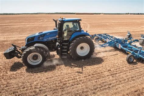 Zdjęcie ciągnika New Holland T7.165S podczas pracy polowej