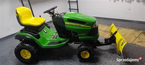 Zdjęcie traktorka kosiarki John Deere z widocznym elektronicznym wyświetlaczem