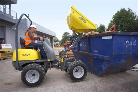 Thematyczne zdjęcie wozidła Neuson 1001 w akcji
