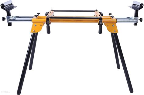 Zdjęcie przedstawiające zacisk materiału na stole ukośnicy, ułatwiający jego pozycjonowanie