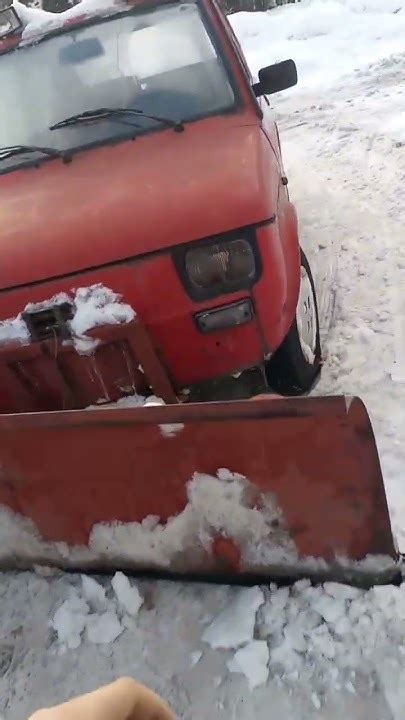 Tematyczne zdjęcie Fiata 126p z pługiem śnieżnym