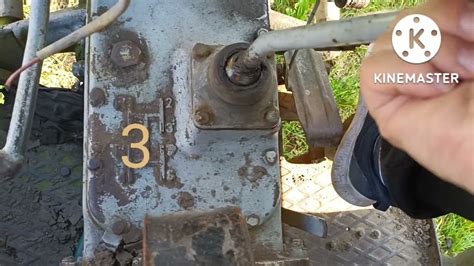 Zdjęcie uszkodzonego mechanizmu podnośnika w ciągniku