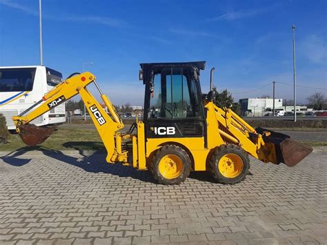 zdjęcie koparko-ładowarki JCB 1CX w akcji na placu budowy