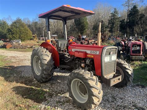 Schemat techniczny przedstawiający wymiary i punkty serwisowe modelu Massey Ferguson 240