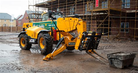 Zdjęcie wózka teleskopowego JCB 540-200 podczas pracy na dużej wysokości