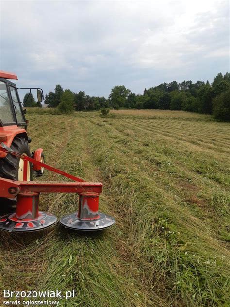 Porównanie rozmiarów i budowy kosiarki rolniczej dyskowej z kosiarką rotacyjną ogrodową.