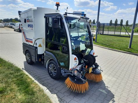 Kompaktowa zamiatarka samojezdna w ruchu miejskim