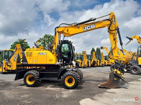 zdjęcie koparki kołowej JCB JS145W w akcji