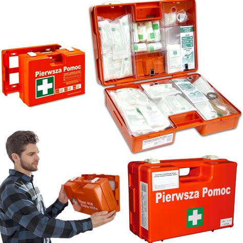 Zestaw pierwszej pomocy i rzutka ratownicza na brzegu.