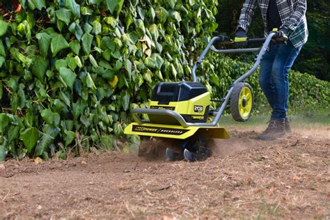 Ilustracja przedstawiająca porównanie pracy kultywatora i glebogryzarki