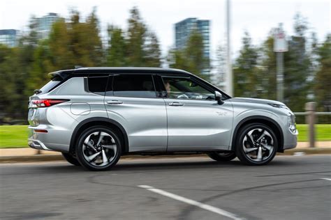 Mitsubishi Outlander na autostradzie