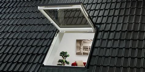 Zdjęcie przedstawiające otwarty wyłaz dachowy typu VELUX w zaadaptowanym poddaszu